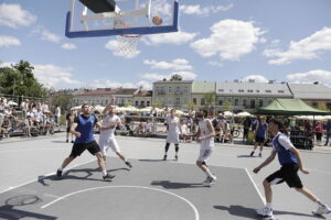 21.06.2025. Kielce. Rynek. Zawody w koszykówce 3x3 / Fot. Jarosław Kubalski - Radio Kielce