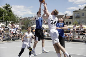 21.06.2025. Kielce. Rynek. Zawody w koszykówce 3x3 / Fot. Jarosław Kubalski - Radio Kielce