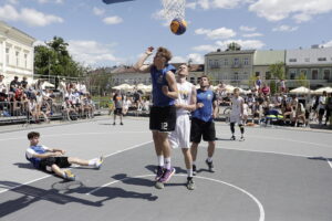 21.06.2025. Kielce. Rynek. Zawody w koszykówce 3x3 / Fot. Jarosław Kubalski - Radio Kielce
