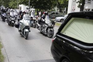 23.06.2025 Kielce. Pogrzeb Macieja Duszy - motocyklisty, instruktora nauki jazdy, prezesa stowarzyszenia CK Bikers i żołnierza zawodowego / Fot. Jarosław Kubalski - Radio Kielce