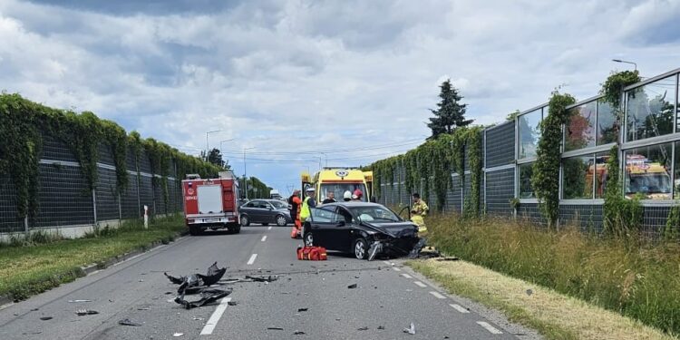 Tragiczny wypadek w Promniku. Nie żyje pasażerka jednego z pojazdów