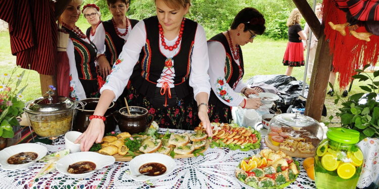 W Tokarni spotkali się miłośnicy regionalnych smaków, rękodzieła i folkloru