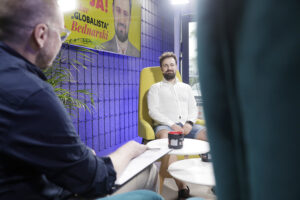 Audycja „Dzień Dobry, to Ja! Rozmowy inne niż wszystkie w Radiu Kielce”. Youtuber Oskar Bednarski „Globalista” / Fot. Jarosław Kubalski - Radio Kielce