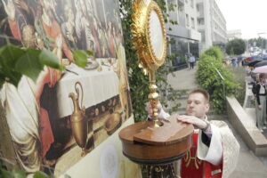 Wierni uwielbiają Boże Ciało za jego rodzinny charakter - Radio Kielce