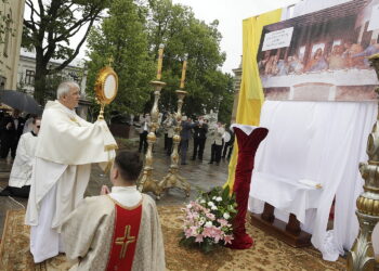 19.06.2025 Kielce. Boże Ciało. Procesja. Biskup Jan Piotrowski / Fot. Jarosław Kubalski - Radio Kielce