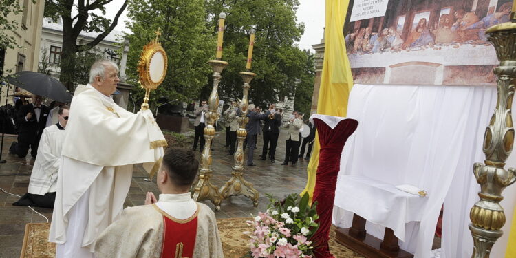 19.06.2025 Kielce. Boże Ciało. Procesja. Biskup Jan Piotrowski / Fot. Jarosław Kubalski - Radio Kielce