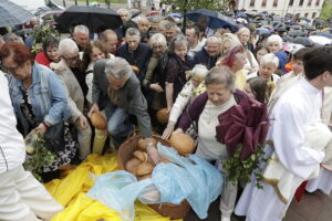 Wierni uwielbiają Boże Ciało za jego rodzinny charakter - Radio Kielce