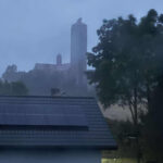 Zwisający, duży element poszycia dachu na wieży kościelnej w Grzymałkowie, który grozi spadnięciem / Fot. OSP KSRG Grzymałków - FB