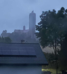 Zwisający, duży element poszycia dachu na wieży kościelnej w Grzymałkowie, który grozi spadnięciem / Fot. OSP KSRG Grzymałków - FB