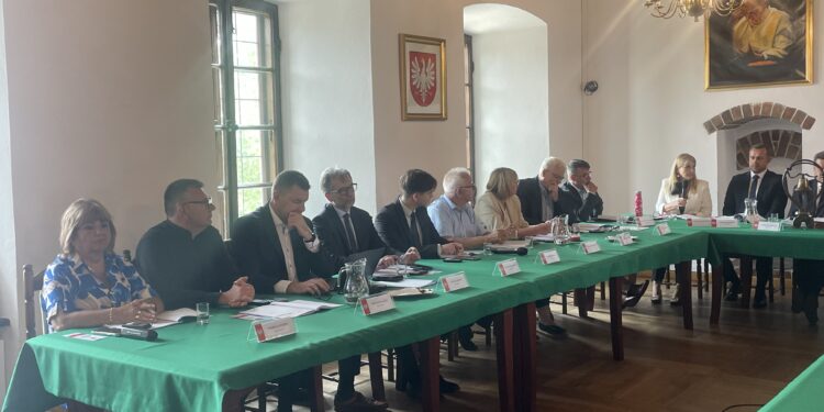 25.06.2025. Sandomierz. Sesja absolutoryjna / Fot. Grażyna Szlęzak - Radio Kielce