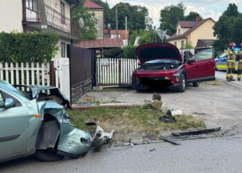 Zderzenie dwóch samochodów. Karetki zabrały rannych