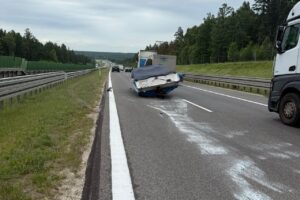 Łódka powodem utrudnień na drodze ekspresowej