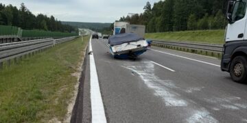 Łódka powodem utrudnień na drodze ekspresowej