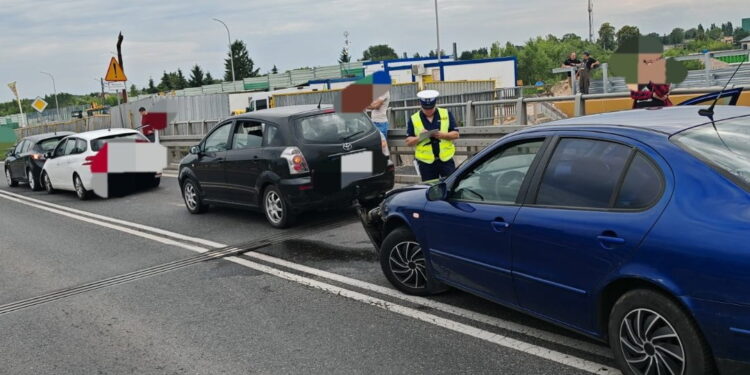 Auta uderzały w siebie jak domino