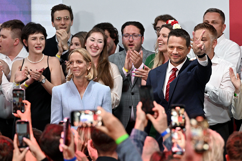 1.06.2025. Warszawa. Wybory prezydenta RP - II tura. Kandydat KO w wyborach prezydenckich, prezydent Warszawy Rafał Trzaskowski z żoną Małgorzatą w swoim sztabie wyborczym w Warszawie / Fot. PAP - Radek Pietruszka 1.06.2025. Warszawa. Wybory prezydenta RP - II tura. Kandydat KO w wyborach prezydenckich, prezydent Warszawy Rafał Trzaskowski z żoną Małgorzatą w swoim sztabie wyborczym w Warszawie / Fot. PAP - Radek Pietruszka