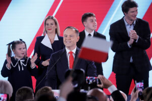 1.06.2025. Warszawa. Wybory prezydenta RP - II tura. Kandydat Komitetu Obywatelskiego, popierany przez PiS prezes IPN Karol Nawrocki z żoną Martą, córką Kasią oraz synami Antonim i Danielem w swoim sztabie wyborczym / Fot. PAP - Leszek Szymański