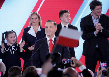 1.06.2025. Warszawa. Wybory prezydenta RP - II tura. Kandydat Komitetu Obywatelskiego, popierany przez PiS prezes IPN Karol Nawrocki z żoną Martą, córką Kasią oraz synami Antonim i Danielem w swoim sztabie wyborczym / Fot. PAP - Leszek Szymański