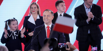 1.06.2025. Warszawa. Wybory prezydenta RP - II tura. Kandydat Komitetu Obywatelskiego, popierany przez PiS prezes IPN Karol Nawrocki z żoną Martą, córką Kasią oraz synami Antonim i Danielem w swoim sztabie wyborczym / Fot. PAP - Leszek Szymański
