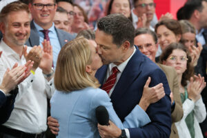 1.06.2025. Warszawa. Wybory prezydenta RP - II tura. Sztab wyborczy Rafała Trzaskowskiego / Fot. PAP - Radek Pietruszka