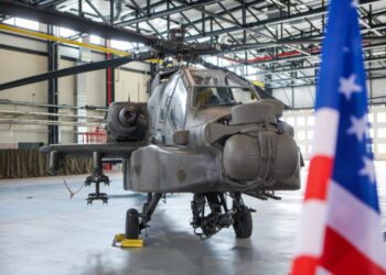 17.06.2025. Latkowo. Konferencja prasowa na temat przyjęcia śmigłowców AH-64D APACHE, w 56. Bazie Lotniczej w Latkowie. Śmigłowce trafią do wyposażenia Sił Zbrojnych RP w ramach umowy leasingowej / Fot. PAP/Mikołaj Kuras