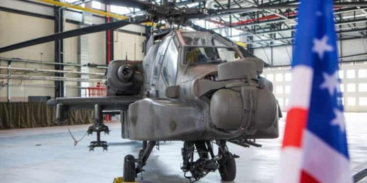 17.06.2025. Latkowo. Konferencja prasowa na temat przyjęcia śmigłowców AH-64D APACHE, w 56. Bazie Lotniczej w Latkowie. Śmigłowce trafią do wyposażenia Sił Zbrojnych RP w ramach umowy leasingowej / Fot. PAP/Mikołaj Kuras