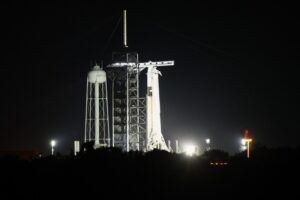 25.06.2025. Floryda. Start rakiety Falcon 9 z kapsułą Crew Dragon z Centrum Kosmicznego Johna F. Kennedy’ego na przylądku Canaveral na Florydzie W ramach misji Axiom-4 rakieta zabrała czwórkę astronautów, w tym Sławosza Uznańskiego-Wiśniewskiego na Międzynarodową Stację Kosmiczną / fot. PAP/Leszek Szymański