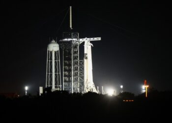 25.06.2025. Floryda. Start rakiety Falcon 9 z kapsułą Crew Dragon z Centrum Kosmicznego Johna F. Kennedy’ego na przylądku Canaveral na Florydzie W ramach misji Axiom-4 rakieta zabrała czwórkę astronautów, w tym Sławosza Uznańskiego-Wiśniewskiego na Międzynarodową Stację Kosmiczną / fot. PAP/Leszek Szymański