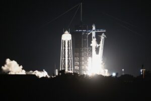 25.06.2025. Floryda. Start rakiety Falcon 9 z kapsułą Crew Dragon z Centrum Kosmicznego Johna F. Kennedy’ego na przylądku Canaveral na Florydzie W ramach misji Axiom-4 rakieta zabrała czwórkę astronautów, w tym Sławosza Uznańskiego-Wiśniewskiego na Międzynarodową Stację Kosmiczną / fot. PAP/Leszek Szymański
