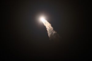 25.06.2025. Floryda. Start rakiety Falcon 9 z kapsułą Crew Dragon z Centrum Kosmicznego Johna F. Kennedy’ego na przylądku Canaveral na Florydzie W ramach misji Axiom-4 rakieta zabrała czwórkę astronautów, w tym Sławosza Uznańskiego-Wiśniewskiego na Międzynarodową Stację Kosmiczną / fot. PAP/Leszek Szymański