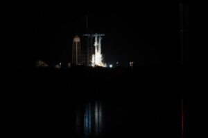 25.06.2025. Floryda. Start rakiety Falcon 9 z kapsułą Crew Dragon z Centrum Kosmicznego Johna F. Kennedy’ego na przylądku Canaveral na Florydzie W ramach misji Axiom-4 rakieta zabrała czwórkę astronautów, w tym Sławosza Uznańskiego-Wiśniewskiego na Międzynarodową Stację Kosmiczną / fot. PAP/Leszek Szymański