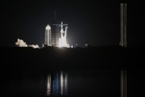 25.06.2025. Floryda. Start rakiety Falcon 9 z kapsułą Crew Dragon z Centrum Kosmicznego Johna F. Kennedy’ego na przylądku Canaveral na Florydzie W ramach misji Axiom-4 rakieta zabrała czwórkę astronautów, w tym Sławosza Uznańskiego-Wiśniewskiego na Międzynarodową Stację Kosmiczną / fot. PAP/Leszek Szymański