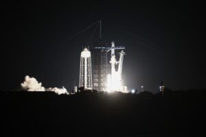 25.06.2025. Floryda. Start rakiety Falcon 9 z kapsułą Crew Dragon z Centrum Kosmicznego Johna F. Kennedy’ego na przylądku Canaveral na Florydzie W ramach misji Axiom-4 rakieta zabrała czwórkę astronautów, w tym Sławosza Uznańskiego-Wiśniewskiego na Międzynarodową Stację Kosmiczną / fot. PAP/Leszek Szymański