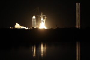 25.06.2025. Floryda. Start rakiety Falcon 9 z kapsułą Crew Dragon z Centrum Kosmicznego Johna F. Kennedy’ego na przylądku Canaveral na Florydzie W ramach misji Axiom-4 rakieta zabrała czwórkę astronautów, w tym Sławosza Uznańskiego-Wiśniewskiego na Międzynarodową Stację Kosmiczną / fot. PAP/Leszek Szymański