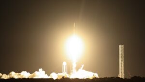 25.06.2025. Floryda. Start rakiety Falcon 9 z kapsułą Crew Dragon z Centrum Kosmicznego Johna F. Kennedy’ego na przylądku Canaveral na Florydzie W ramach misji Axiom-4 rakieta zabrała czwórkę astronautów, w tym Sławosza Uznańskiego-Wiśniewskiego na Międzynarodową Stację Kosmiczną / fot. PAP/Leszek Szymański