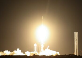 25.06.2025. Floryda. Start rakiety Falcon 9 z kapsułą Crew Dragon z Centrum Kosmicznego Johna F. Kennedy’ego na przylądku Canaveral na Florydzie W ramach misji Axiom-4 rakieta zabrała czwórkę astronautów, w tym Sławosza Uznańskiego-Wiśniewskiego na Międzynarodową Stację Kosmiczną / fot. PAP/Leszek Szymański