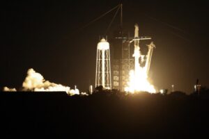 25.06.2025. Floryda. Start rakiety Falcon 9 z kapsułą Crew Dragon z Centrum Kosmicznego Johna F. Kennedy’ego na przylądku Canaveral na Florydzie W ramach misji Axiom-4 rakieta zabrała czwórkę astronautów, w tym Sławosza Uznańskiego-Wiśniewskiego na Międzynarodową Stację Kosmiczną / fot. PAP/Leszek Szymański