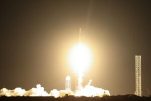 25.06.2025. Floryda. Start rakiety Falcon 9 z kapsułą Crew Dragon z Centrum Kosmicznego Johna F. Kennedy’ego na przylądku Canaveral na Florydzie W ramach misji Axiom-4 rakieta zabrała czwórkę astronautów, w tym Sławosza Uznańskiego-Wiśniewskiego na Międzynarodową Stację Kosmiczną / fot. PAP/Leszek Szymański