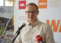 24.06.2025 Miodobranie na Politechnice Świętokrzyskiej. Na zdjęciu: Krzysztof Kieszkowski z Fundacji Odzyskaj Środowisko / Fot. Aleksandra Kwaśniewska - Radio Kielce