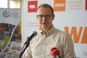 24.06.2025 Miodobranie na Politechnice Świętokrzyskiej. Na zdjęciu: Krzysztof Kieszkowski z Fundacji Odzyskaj Środowisko / Fot. Aleksandra Kwaśniewska - Radio Kielce