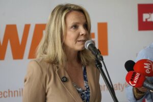 24.06.2025 Miodobranie na Politechnice Świętokrzyskiej. Na zdjęciu: Monika Wojciechowska z firmy RLG by Reconomy / Fot. Aleksandra Kwaśniewska - Radio Kielce