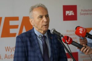 24.06.2025 Miodobranie na Politechnice Świętokrzyskiej. Na zdjęciu: prof. Zbigniew Koruba rektor Politechniki Świętokrzyskiej / Fot. Aleksandra Kwaśniewska - Radio Kielce