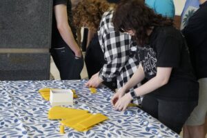 24.06.2025 "Miejskie miodobranie z uli z recyclingu" na Politechnice Świętokrzyskiej./ Fot. Aleksandra Kwaśniewska - Radio Kielce