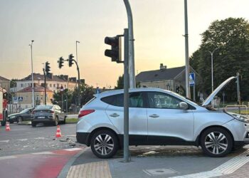 Wypadek na kieleckim skrzyżowaniu. Dwie osoby trafiły do szpitala