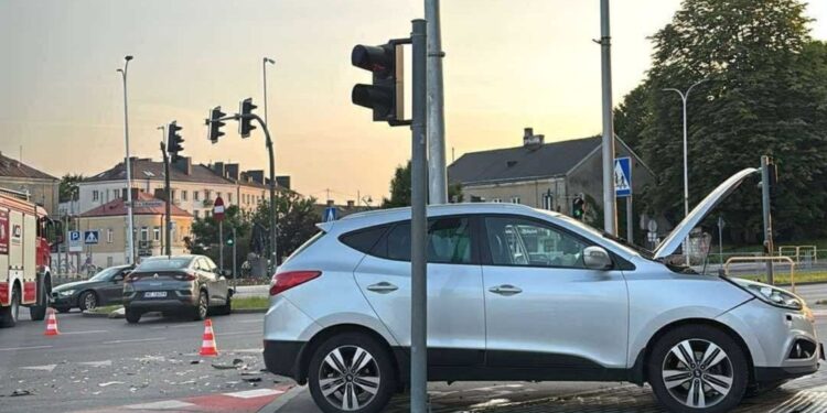 Wypadek na kieleckim skrzyżowaniu. Dwie osoby trafiły do szpitala