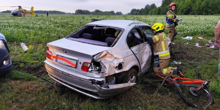 Auto wjechało w grupę rowerzystów