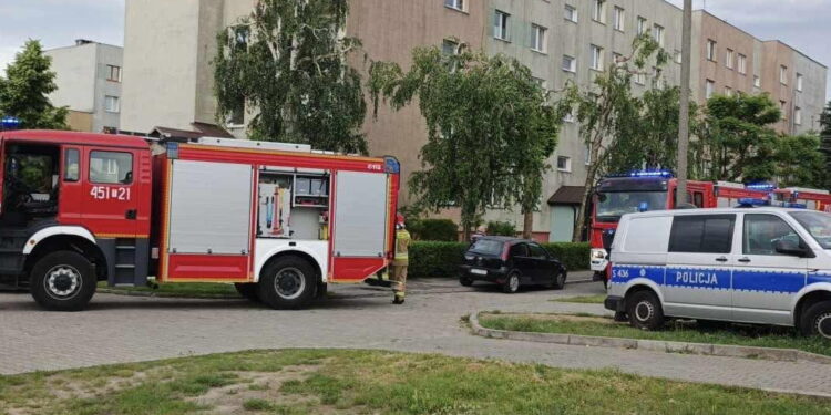 Pożar na czwartym piętrze. W akcji ratownicy