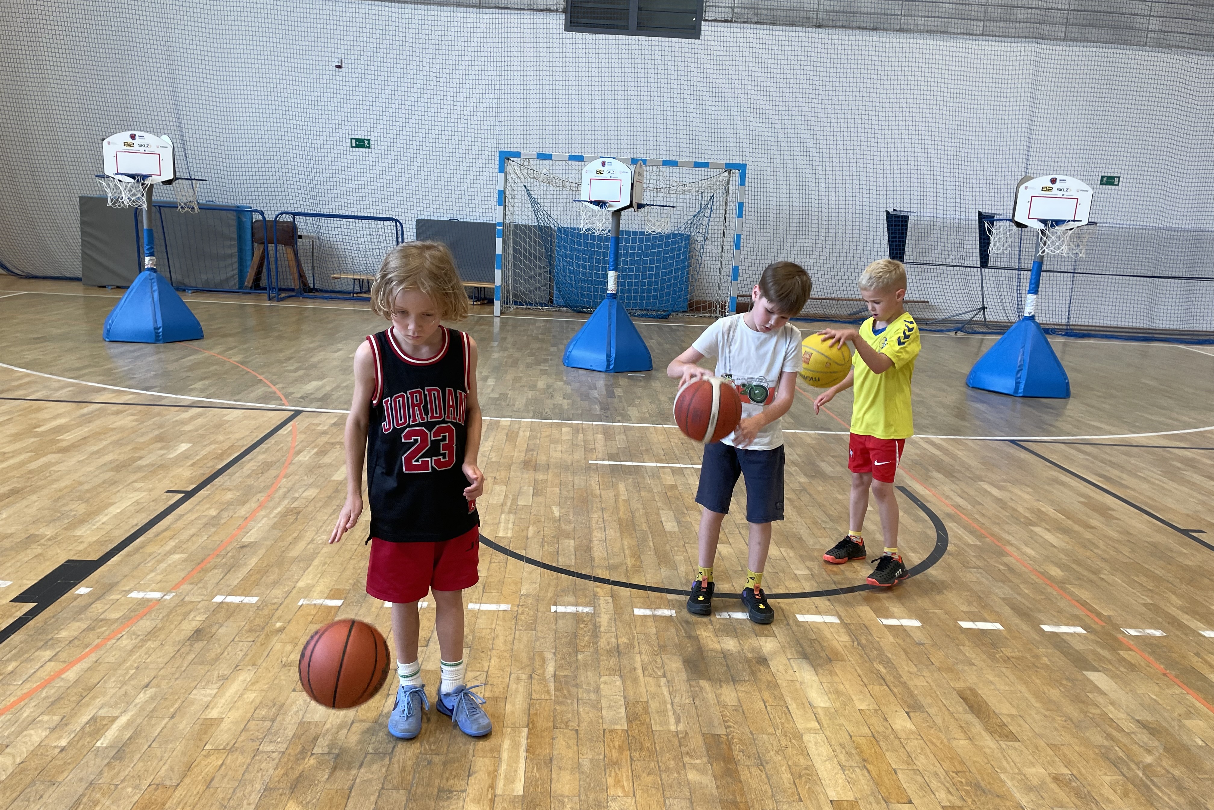 Karol Bielecki wraz z synem na treningu… koszykówki