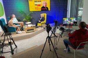Audycja „Dzień Dobry, to Ja! Rozmowy inne niż wszystkie w Radiu Kielce” . Gościem audycji jest rektor Uniwersytetu Jana Kochanowskiego prof. Beata Wojciechowska. Na zdjęciu (od lewej): Magdalena Galas-Klusek, Tomek Dudek i Beata Wojciechowska / Fot. Jarosław Kubalski – Radio Kielce