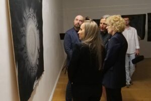 Kielce. Instytut Sztuk Wizualnych Uniwersytetu Jana Kochanowskiego w Kielcach. Wernisaż wystawy końcoworocznej studentek i studentów / Fot. Uniwersytet Jana Kochanowskiego w Kielcach