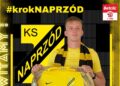 Młody stoper wzmacnia Naprzód